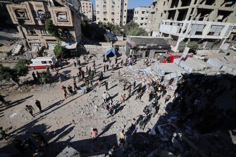 يتفقد فلسطينيون الأضرار التي لحقت بأحد المنازل عقب غارة جوية إسرائيلية على مدينة غزة في 18 يوليو/تموز 2026. (صورة: هادي داود)
