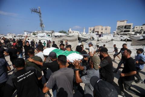 ودّع المشيّعون جثماني فلسطينيين اثنين قُتلا في غارة جوية إسرائيلية استهدفت خيمة تأوي نازحين في منطقة الشيخ عجلين، جنوب غرب مدينة غزة، في 15 يوليو/تموز 2026. ووقعت الغارة مساء 14 يوليو/تموز. صورة: بلال أسامة