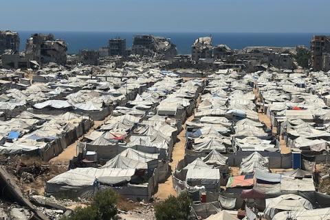 صورة عامة لخيام تأوي الفلسطينيين النازحين، تمتد على طول الساحل غرب مدينة غزة وبين أنقاض المباني التي دمرت خلال الحرب، في 1 يوليو/تموز 2026. تصوير: هادي داود