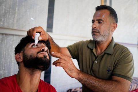 يقف الشاب الفلسطيني نبيل العرير، من حي الشجاعية شرقي مدينة غزة، لالتقاط صورة في 3 يوليو/تموز 2026، بعدما فقد إحدى عينيه وأصيبت الأخرى بجروح بالغة جراء غارة إسرائيلية سابقة استهدفت منزل عائلته.تصوير: محمد أبو القمصان
