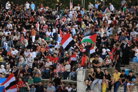 يتابع فلسطينيون بثًا مباشرًا لمباراة دور الـ16 من بطولة كأس العالم لكرة القدم بين مصر والأرجنتين في مدينة نابلس بالضفة الغربية، يوم الثلاثاء 7 يوليو/تموز 2026. (صورة: محمد ناصر)
