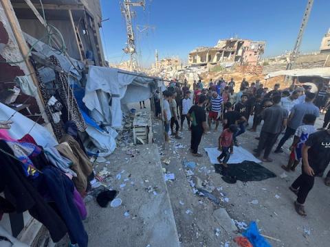 يتفقد فلسطينيون موقع غارة إسرائيلية استهدفت دراجة نارية في مخيم النصيرات للاجئين وسط قطاع غزة في 2 يوليو/تموز 2026.صورة: حسن الجدي