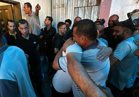وصل معتقلون فلسطينيون مُفرج عنهم على متن سيارات تابعة للجنة الدولية للصليب الأحمر إلى مستشفى شهداء الأقصى في دير البلح، وسط قطاع غزة، في 19 يوليو/تموز 2026. صورة: أحمد إبراهيم
