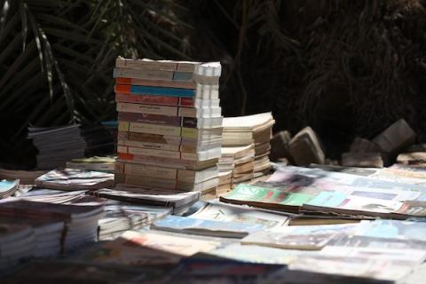 يعرض بائع الكتب محمد رمضان سعد ( 56 عامًا) مجموعة من الكتب في كشك على جانب الطريق في دير البلح، وسط قطاع غزة، في 2 يوليو/تموز 2026.  تصوير: حسن الجدي