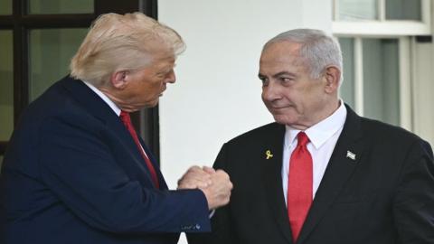 الرئيس الأميركي دونالد ترامب ورئيس الوزراء الإسرائيلي بنيامين نتنياهو في لقاء سابق (أ ف ب).jpeg
