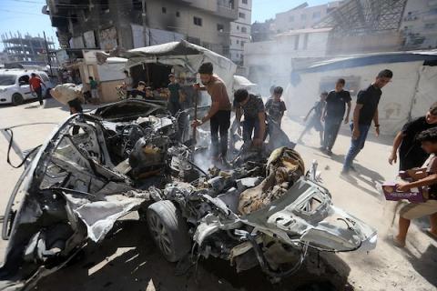 تجمّع فلسطينيون في موقع غارة إسرائيلية استهدفت مركبة غرب مدينة غزة، قطاع غزة، في 9 يوليو/تموز 2026.  صورة: بلال أسامة