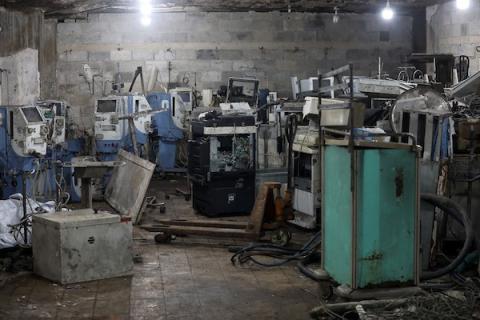 مهندسون يحاولون إصلاح أجهزة طبية تضررت جراء القصف والدمار في مستشفى الشفاء بمدينة غزة، في 16 آب/أغسطس 2026، وسط نقص حاد في الأدوات وقطع الغيار وانعدام الأجهزة البديلة.(صورة: بلال أسامة)