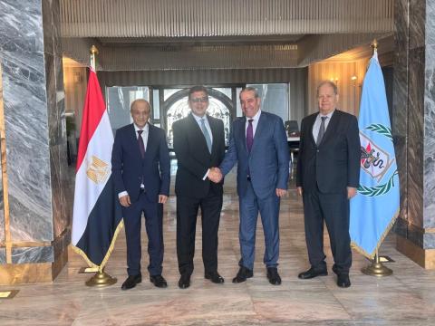 وفد حركة فتح يلتقي رئيس الاستخبارات العامة المصري حسن رشاد.jpg