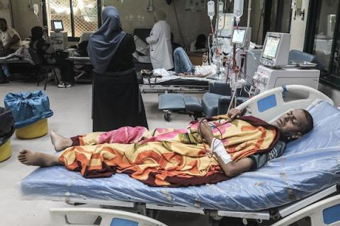 مرضى فلسطينيون يخضعون لجلسات غسيل الكلى في مستشفى شهداء الأقصى بدير البلح، في 5 أغسطس/آب 2026، وسط نقص حاد في الأدوية والمستلزمات الطبية عقب استهداف مستودع للإمدادات العلاجية. (تصوير: معز صالحي)
