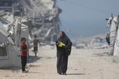 خيام للنازحين الفلسطينيين تنتشر وسط أنقاض المباني المدمرة في مناطق سكنية شمال مدينة غزة، بتاريخ 29 أغسطس/آب 2026، في مشهد يعكس حجم الدمار واستمرار الظروف الإنسانية الصعبة التي يواجهها السكان.  (تصوير: حسن الجدي)