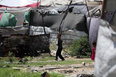 يواصل الفلسطينيون النازحون حياتهم اليومية داخل خيام مؤقتة ومبانٍ تضررت خلال الحرب قرب حي الشجاعية، شرق مدينة غزة، في 9 أغسطس/آب 2026.صورة: بلال أسامة