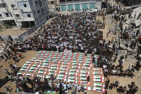 فلسطينيون يشيّعون في مدينة غزة، في 4 أغسطس/آب 2026، جثامين ورفات 112 شخصاً من عائلتي الحساينة وأبو شريعة