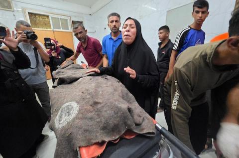 فلسطينيون ينقلون جثمان شاب وستة جرحى، بينهم أطفال، إلى مجمع ناصر الطبي عقب غارة إسرائيلية استهدفت سطح منزل في مخيم خان يونس للاجئين، جنوب قطاع غزة، في 24 أغسطس/آب 2026. صورة: طارق محمد