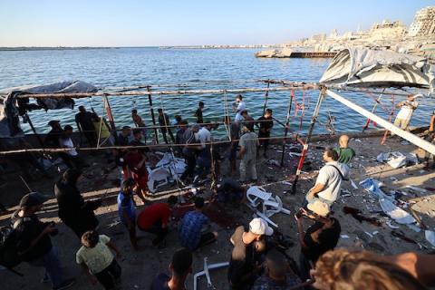 فلسطينيون في موقع غارة جوية إسرائيلية استهدفت مجموعة من المدنيين على الواجهة البحرية غرب مدينة غزة، في 18 أغسطس/آب 2026.(صورة: هادي داود)