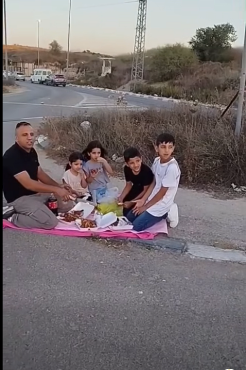 اضطر المواطن الفلسطيني حنظلة عيسى، اليوم، إلى لقاء أطفاله على الطرف الآخر من حاجز بيت إكسا