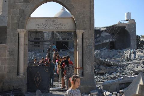 يتفقد فلسطينيون الدمار الذي لحق بمسجد أبو سليم التاريخي في دير البلح، وسط قطاع غزة، في 25 أغسطس/آب 2026، بعد استهدافه في غارة إسرائيلية مساء اليوم السابق.  (صورة: حسن الجدي)