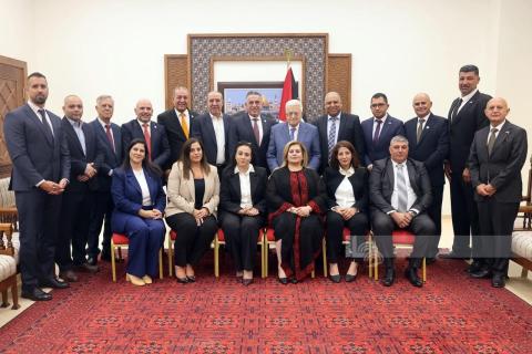 الرئيس يستقبل مجلس بلدية رام الله ويشدد على دور البلديات في دعم الصمود وتطوير الخدمات.jpg