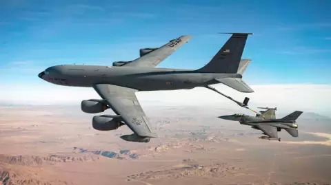 طائرة التزود بالوقود الأمريكية من طراز KC-135 Stratotanker ...webp