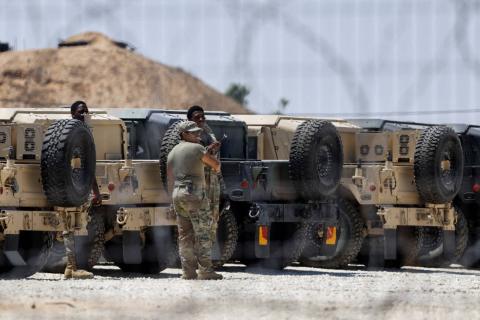 جنود أميركيون في معسكر لـ«قوة الاستقرار الدولية» في غزة قرب معبر كرم شالوم جنوب إسرائيل يوم 10 أغسطس 2026 (رويترز).jpg
