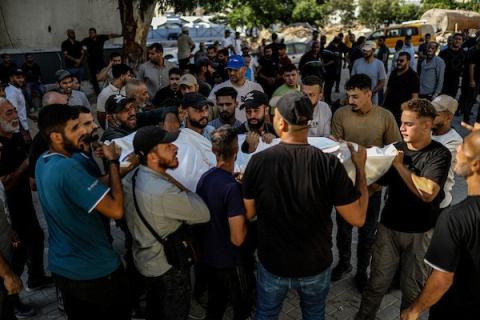فلسطينيون يشيّعون جثامين تسعة أشخاص، بينهم طفل، استُشهدوا في غارة جوية إسرائيلية استهدفت مقرًا للشرطة وسط مدينة غزة، في 19 أغسطس/آب 2026. الصورة: بلال أسامة