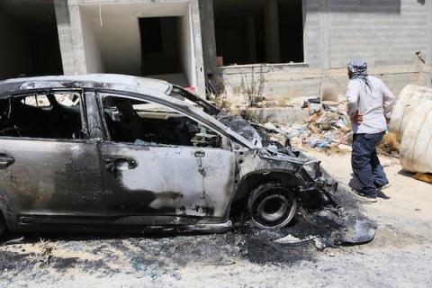 فلسطينيون يتفقدون سيارات محترقة بعد أن هاجم مستوطنون منازل وأضرموا النار في ثلاث مركبات وألحقوا أضراراً بخطوط الكهرباء بين قريتي جلود وتيلفيت، قرب نابلس، 4 أغسطس/آب 2026. صورة: محمد ناصر