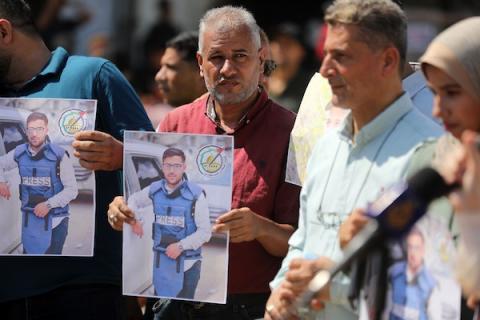 صحفيون فلسطينيون خلال وقفة أمام مستشفى الشفاء بمدينة غزة، في الذكرى الأولى لمقتل ستة من زملائهم، 10 أغسطس/آب 2026. تصوير: بلال أسامة.