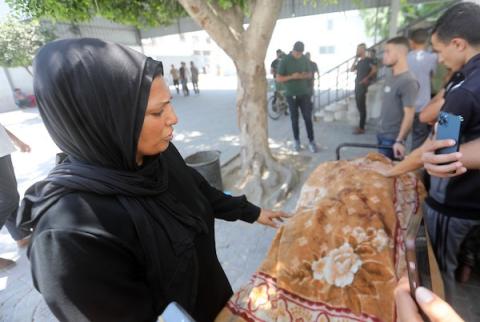 ودّع المشيّعون جثماني فلسطينيين اثنين في مستشفى الشفاء بمدينة غزة بعد استشهادهما في غارة جوية إسرائيلية على حي الشيخ رضوان في مدينة غزة، في الأول من أغسطس/آب 2026. صورة: بلال أسامة
