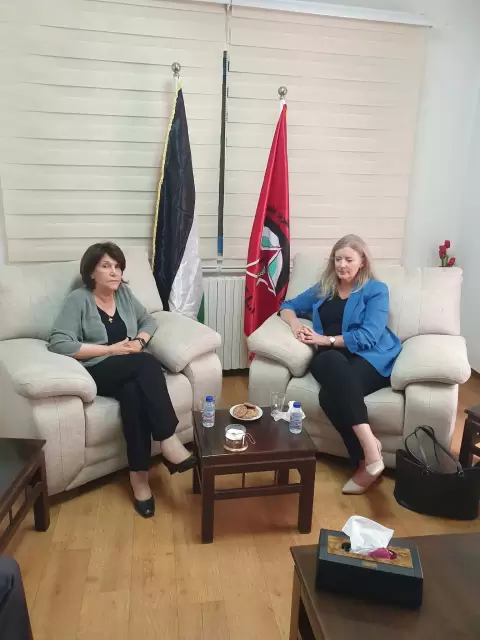وفد الجبهة الديمقراطية برئاسة ماجدة المصري يلتقي القنصل العام البريطاني.webp