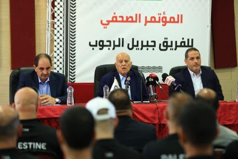 الرجوب، خلال مؤتمر صحفي عقده اليوم الاثنين في أكاديمية جوزيف بلاتر بمدينة البيرة.jpeg