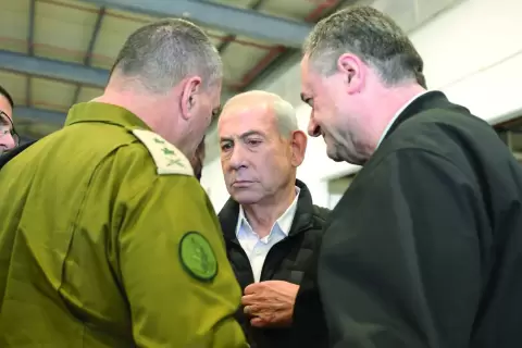 نتنياهو يتحدث مع وزير الجيش يسرائيل كاتس ورئيس الأركان إيال زامير في 3 مارس 2026 (د.ب.أ).webp