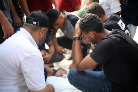 فلسطينيون يشاركون في جنازة عامل التوصيل رائد عادل محمد عليان، 24 عامًا، الذي استشهد في غارة جوية إسرائيلية أثناء توجهه إلى عمله على دراجته الهوائية في حي تل الهوى بمدينة غزة، قطاع غزة، في 29 أغسطس/آب 2026. (صورة: محمد صالحة)