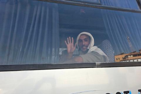 أسرى ومعتقلون فلسطينيون مفرج عنهم يصلون على متن حافلات تابعة للجنة الدولية للصليب الأحمر إلى مجمع ناصر الطبي في خان يونس، جنوب قطاع غزة، بعد نقلهم من معبر كرم أبو سالم، وسط تجمع أفراد من عائلاتهم لاستقبالهم.(تصوير: طارق محمد)