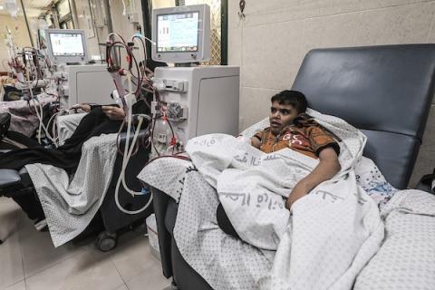 مرضى فلسطينيون يخضعون لجلسات غسيل الكلى في مستشفى شهداء الأقصى بدير البلح، في 5 أغسطس/آب 2026، وسط نقص حاد في الأدوية والمستلزمات الطبية عقب استهداف مستودع للإمدادات العلاجية. (تصوير: معز صالحي)