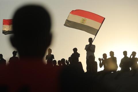 بطولة كرة قدم نظمها شباب يقيمون في خيام مؤقتة تأوي عائلات نازحة في مخيم النصيرات للاجئين، وسط قطاع غزة، في الأول من أغسطس/آب 2026.  تصوير: حسن الجدي