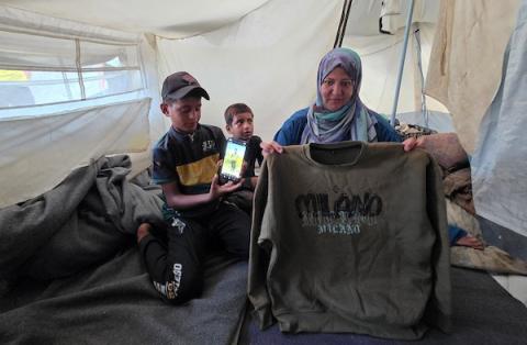 الفلسطينية سمية الرقب تحتضن صورة وملابس ابنها أحمد داخل خيمة للنازحين في خان يونس، جنوب قطاع غزة، في 30 أغسطس/آب 2026، بينما تواصل انتظار أي خبر عن مصيره في اليوم الدولي للمفقودين.
