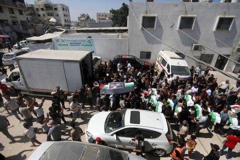 فلسطينيون يشاركون في تشييع رفات 50 شخصًا انتُشلوا من تحت أنقاض مبانٍ مدمرة في مدينة غزة، 20 آب/أغسطس 2026. (تصوير: بلال أسامة)
