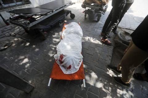 ودّع المشيّعون جثماني فلسطينيين اثنين في مستشفى الشفاء بمدينة غزة، في الأول من أغسطس/آب 2026. صورة: بلال أسامة