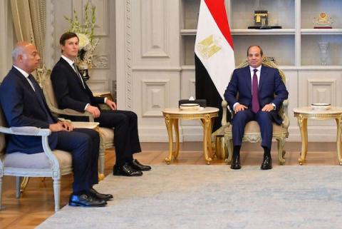 ستقبل الرئيس المصري عبد الفتاح السيسي جاريد كوشنر، صهر الرئيس الأمريكي، في مدينة العلمين الجديدة بمصر، في 16 أغسطس/آب 2026.صورة من مكتب الرئاسة المصرية