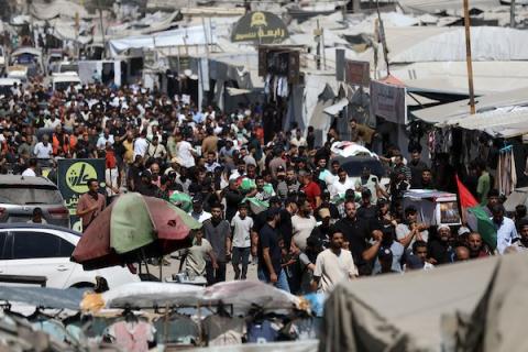 فلسطينيون يشاركون في تشييع رفات 50 شخصًا انتُشلوا من تحت أنقاض مبانٍ مدمرة في مدينة غزة، 20 آب/أغسطس 2026. (تصوير: بلال أسامة)