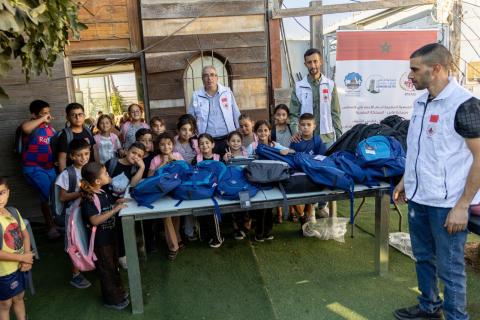 بتوزيع 3000 حقيبة مدرسية وقرطاسية في القدس وضواحيها عشية افتتاح العام الدراسي