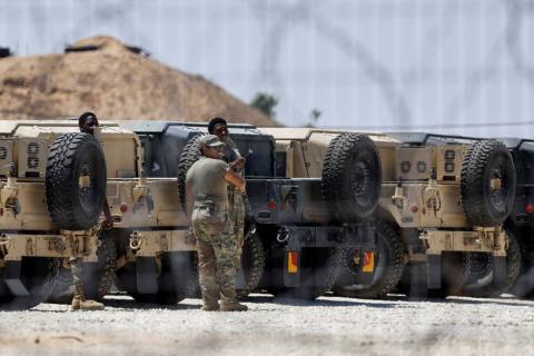 جنود أميركيون في معسكر لـ«قوة الاستقرار الدولية» في غزة قرب معبر كرم شالوم جنوب إسرائيل يوم 10 أغسطس 2026 (رويترز).jpeg