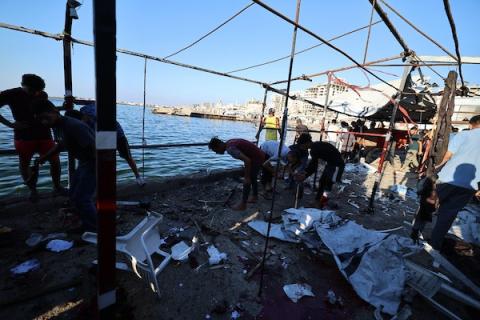 تجمّع فلسطينيون في موقع غارة جوية إسرائيلية استهدفت مجموعة من المدنيين على الواجهة البحرية غرب مدينة غزة، في 18 أغسطس/آب 2026. وأفادت مصادر طبية باستشهاد ستة فلسطينيين، بينهم طفل، وإصابة 14 آخرين في الغارة. (صورة: هادي داود)
