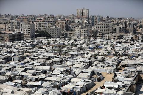 صورة عامة تُظهر خيامًا تأوي نازحين فلسطينيين مكتظين على طول ساحل مدينة غزة، بتاريخ 10 أغسطس/آب 2026. تصوير: بلال أسامة