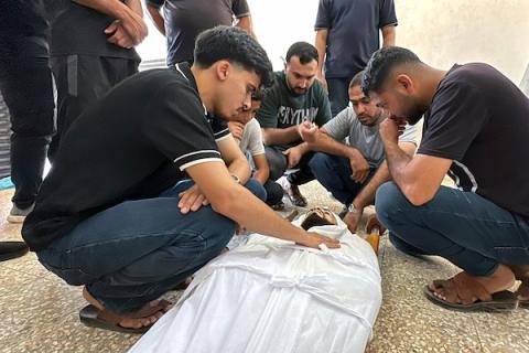 ودّع الفلسطينيون جثمان محمد أبو أسد بعد استشهاده في غارة إسرائيلية استهدفت خيمة تأوي نازحين قرب مستشفى شهداء الأقصى في دير البلح، وسط قطاع غزة، في 24 أغسطس/آب 2026.