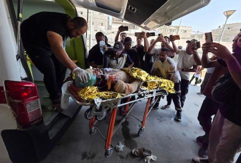 نقل مسعفون فلسطينيين جرحى إلى مجمع ناصر الطبي في خان يونس، جنوب قطاع غزة، في 16 أغسطس/آب 2026، بعد غارة جوية إسرائيلية استهدفت خيمة في منطقة المواصي.(صورة: طارق محمد)