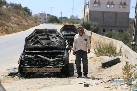 فلسطينيون يتفقدون سيارات محترقة بعد أن هاجم مستوطنون منازل وأضرموا النار في ثلاث سيارات وألحقوا أضراراً بخطوط الكهرباء، 4 أغسطس/آب 2026. صورة: محمد ناصر