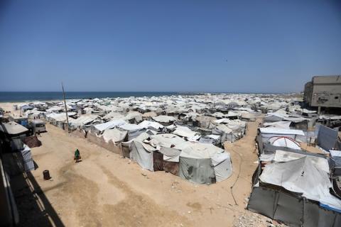 يقيم فلسطينيون نازحون في خيام مكتظة مؤقتة على طول شاطئ مدينة غزة، قطاع غزة، في 12 أغسطس/آب 2026، صورة: بلال أسامة