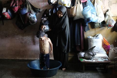 نازحون فلسطينيون داخل مدرسة تحولت إلى مأوى في مخيم النصيرات وسط قطاع غزة، 17 أغسطس/آب 2026. تصوير: حسن الجدي