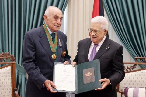 أبومازن يقلد منيب المصري  النجمة الكبرى من وسام القدس.jpg
