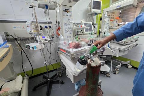 يواجه المرضى والرضع الذين يعتمدون على الأكسجين مخاطر متزايدة في خان يونس، جنوب قطاع غزة، في 15 أغسطس/آب 2026. (صورة: طارق)